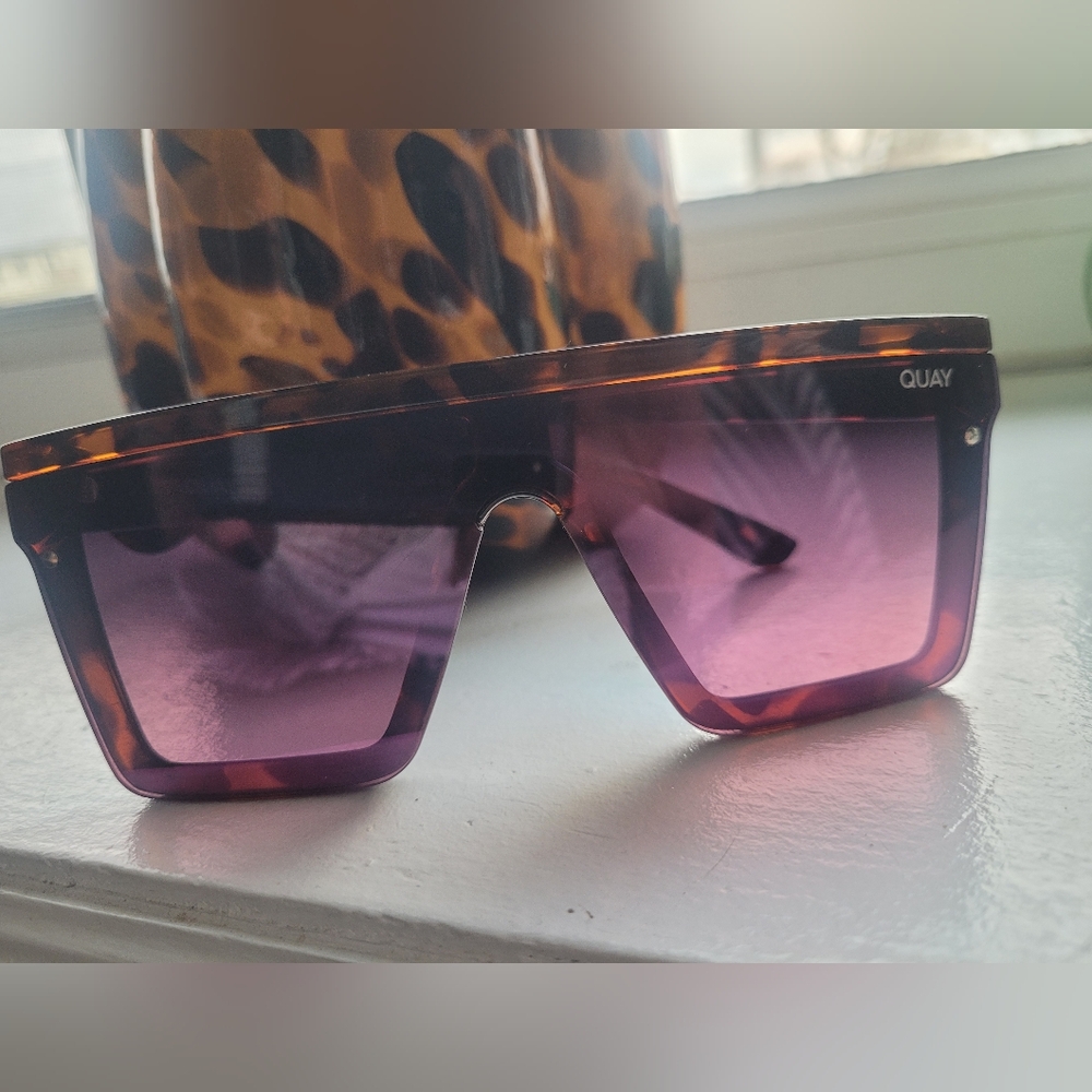 Quay Australia Hindsight Oversized Shield Sunglasses in Tortoise Navy Peach